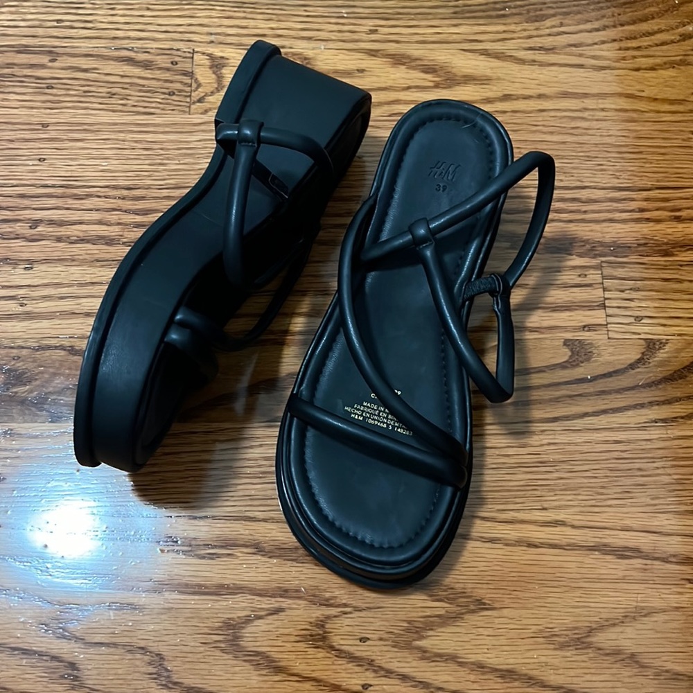 H&M black sandals with platform